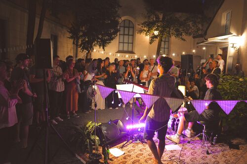 Bunt feat. Junge Kirche: Im kleinen Gymnasiumshof sorgte das Duo Fantastico für Stimmung, die Bunt Bar für die Getränke und die Junge Kirche für den Platz und das Ambiente.